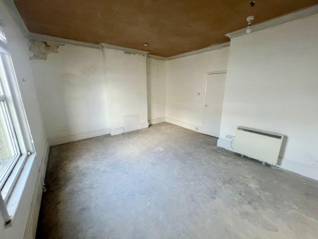 Lot: 28 - TOP FLOOR FLAT FOR IMPROVEMENT - Internal view of flat